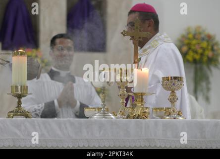 Serrinha, bahia, brasile - 6 aprile 2023: La messa segna l'inizio della processione dei fuochi d'artificio nella città di Serinha. Foto Stock