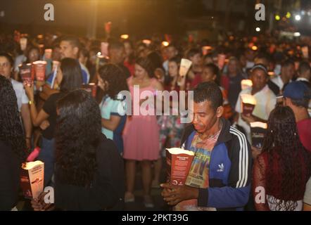 Serrinha, bahia, brasile - 6 aprile 2023: La processione di Fogareu segna la settimana Santa nella città di Serinha. Foto Stock