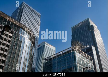 04.04.2023. Londra, Regno Unito. City Bank e HSBC skycrapers nel quartiere finanziario di Canary Wharf. Banche di investimento e società di servizi finanziari. Foto Stock