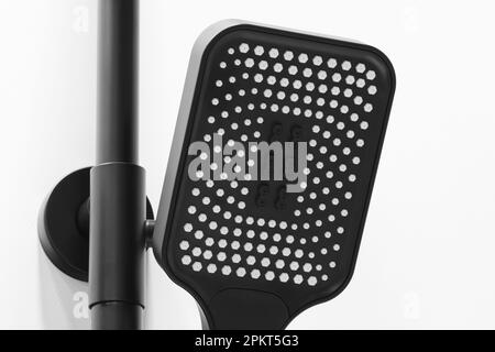 Moderno soffione doccia nero su una colonna doccia primo piano Foto Stock