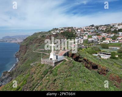 Madeira - Statua di Gesù Cristo a Garajau. Vista drone Foto Stock