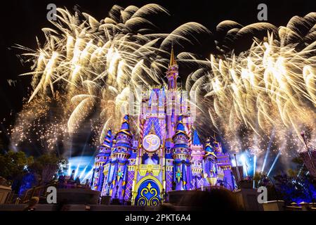I fuochi d'artificio illuminano il cielo notturno sopra il Castello di Cenerentola, come parte del 50th° anniversario del Disney World a Orlando, Florida, USA Foto Stock