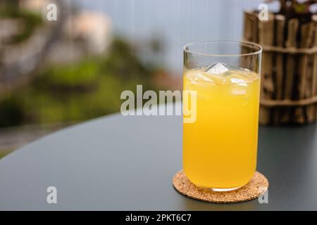 Bicchiere rinfrescante di succo d'arancia Foto Stock