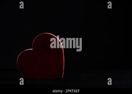 Cuore rosso su sfondo nero Foto Stock