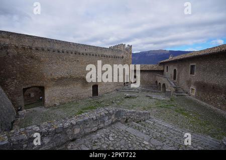 Il cortile interno del Castello Piccolomini di Capestrano - (AQ) - Abruzzo Foto Stock