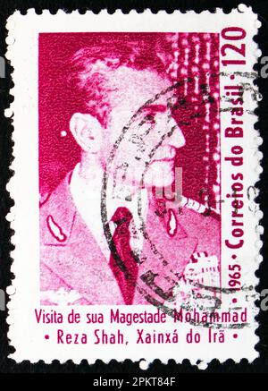 MOSCA, RUSSIA - 26 MARZO 2023: Francobollo stampato in Brasile mostra Shah di Iran Reza Pahlevi visitare il Brasile, circa 1965 Foto Stock