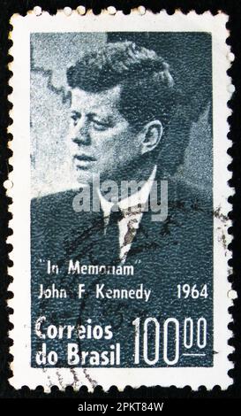 MOSCA, RUSSIA - 26 MARZO 2023: Francobollo stampato in Brasile mostra John Fitzgerald Kennedy (1917-1963), presidente Kennedy serie di commemorazioni, cir Foto Stock