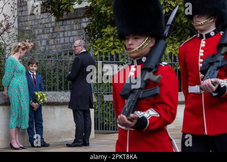 Windsor, Regno Unito. 9th aprile 2023. I guardiani marciano davanti a Samuel, 8, mentre attende di dare una pia pasquale a Caterina, Principessa di Galles, dopo il servizio della chiesa della domenica di Pasqua nella Cappella di San Giorgio nel Castello di Windsor. La Domenica di Pasqua è il punto focale delle celebrazioni pasquali della Famiglia reale e questa sarà la prima senza la Regina Elisabetta II Credit: Notizie dal vivo di Mark Kerrison/Alamy Foto Stock