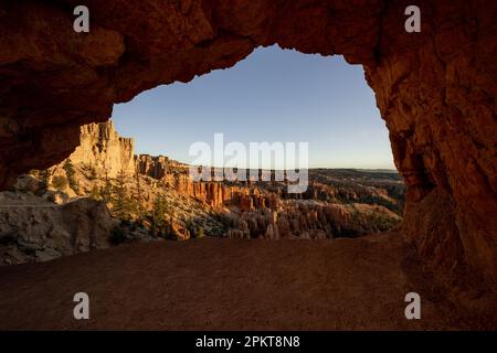 Anfiteatro incorniciato nel Tunnel lungo Peekaboo Loop Trail Connector Foto Stock