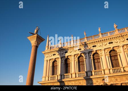 La Biblioteca Marciana (Biblioteca di San Marco), una delle prime biblioteche pubbliche sopravvissute a Venezia, con la colonna San Todaro in primo piano Foto Stock