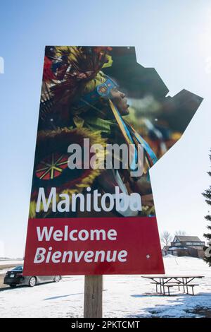 Benvenuto nel cartello della provincia di Manitoba al confine tra Manitoba e Saskatchewan a Kirkella, Manitoba, Canada Foto Stock