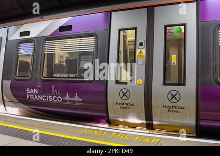 LONDRA, Regno Unito, 8th MARZO 2023: Porta al treno Heathrow Express all'aeroporto di Heathrow Foto Stock