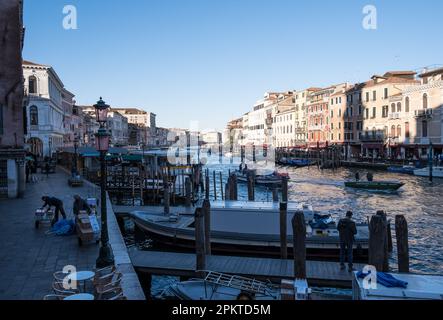 Vista sul Canal Grande, un canale di Venezia, che costituisce uno dei principali corridoi del traffico idrico attraverso i quartieri centrali della città Foto Stock