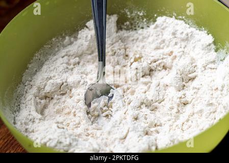 Miscela di farina ed acqua. Preparazione, impasto per la preparazione del pane. Primo piano macro. Foto Stock