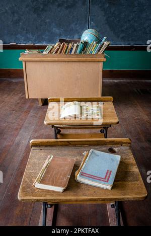 L'interno di una vecchia scuola rurale di una stanza sulle praterie in Saskatchewan Foto Stock