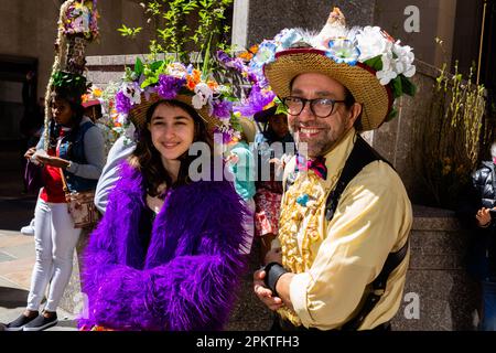 New York, NY, Stati Uniti. 9th Apr, 2023. La Fifth Avenue di Manhattan è piena di celebranti in costume ed elaborati per la parata di Pasqua e il Bonnet Festival. Credit: Ed Lefkowicz/Alamy Live News Foto Stock