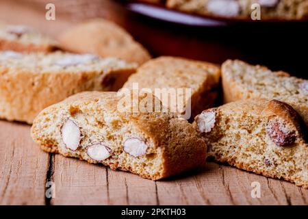 Primo piano di crostini di mandorle italiane appena sfornati Foto Stock