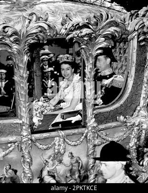 File foto datata 2/6/1953 della Regina Elisabetta II, accompagnata dal Duca di Edimburgo, nella Gold state Coach mentre si avvicinava a Trafalgar Square sulla strada per Westminster per la sua incoronazione. Il Re e la Regina Consort viaggeranno all'incoronazione nel moderno Diamond Jubilee state Coach e ritorneranno nello storico Gold state Coach. Data di emissione: Domenica 9 aprile 2023. Foto Stock