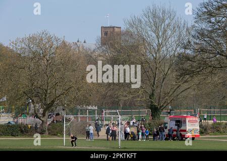 St Albans, Hertfordshire, Regno Unito. 9th Apr, 2023. La gente fa una sosta in un pulmino con gelato al Verulamium Park in una giornata di sole e di sole con le sorgenti. Ciò avviene in quanto il Regno Unito registra la temperatura più alta di 2023, 18 gradi. (Credit Image: © Benjamin Gilbert/SOPA Images via ZUMA Press Wire) SOLO PER USO EDITORIALE! Non per USO commerciale! Foto Stock