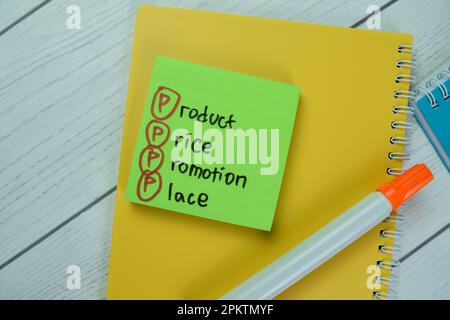 Concetto di PPPP - prodotto Prezzo promozione luogo scrivere su foglietti adesivi isolati su tavola di legno. Foto Stock