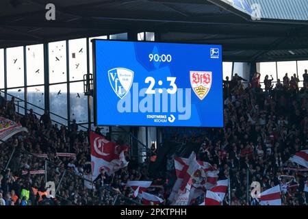 Punteggio finale sul tabellone, display, monitor, video wall, schermo, punteggio, caratteristica, generale, motivo marginale, fine, Risultato finale, calcio 1st Bundesliga, 27th matchday, VfL Bochum (BO) - VfB Stuttgart (S) 2:3 su 09,04 .2023 a Bochum/ Germania. Foto Stock