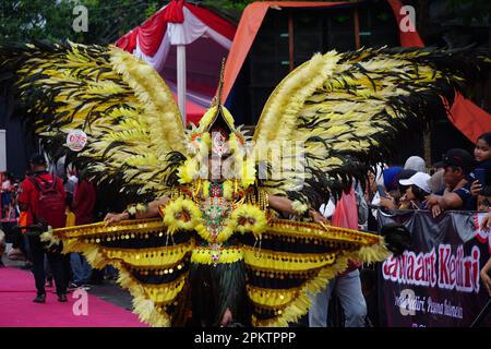 Il partecipante al Carnevale della Moda di Biro. Questo è uno dei carnevali indonesiani in costume Foto Stock