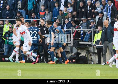 Bochum, Germania. 09th Apr, 2023. Konstantinos MAVROPANOS (a sinistra, S) sostiene con allenatore Thomas LETSCH (BO), disputa, formazione di pacchetti, calcio 1st Bundesliga, 27th matchday, VFL Bochum (BO) - VfB Stuttgart (S) 2: 3 il 04/09/2023 a Bochum/Germania. Credit: dpa/Alamy Live News Foto Stock