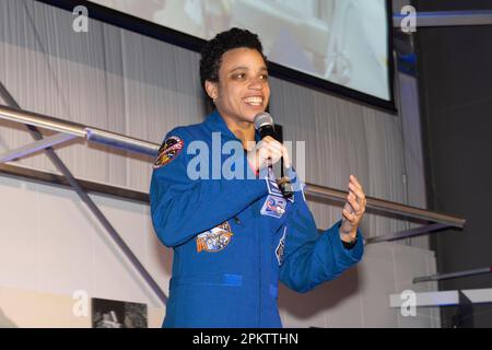 Los Angeles, California, Stati Uniti. 8th Apr, 2023. L'astronauta della NASA Jessica Watkins, che ha completato un volo a lungo termine sulla Stazione spaziale Internazionale e ha volato nello spazio a bordo della capsula del Drago SpaceX, parla al California Science Center per celebrare il primo volo spaziale di Yuri Gagarin.Yuri's Night Los Angeles è un evento annuale che celebra il successo umano nell'esplorazione dello spazio. L'evento si svolge intorno al 12 aprile, l'anniversario del primo volo spaziale umano del Cosmonaut sovietico Yuri Gagarin nel 1961. Yuri's Night Los Angeles offre una varietà di attività, tra cui musica dal vivo, Foto Stock