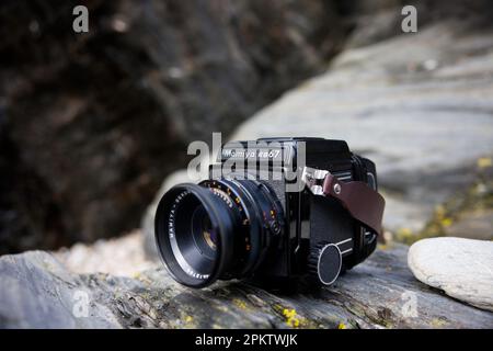 Mamiya RB67 videocamera cinematografica di medio formato con obiettivo 127mm su una roccia Foto Stock