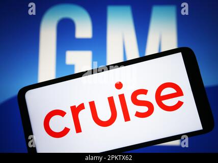 In questa immagine, il logo Cruise LLC viene visualizzato su uno smartphone e il logo General Motors Company (GM) sullo schermo di un pc. Foto Stock