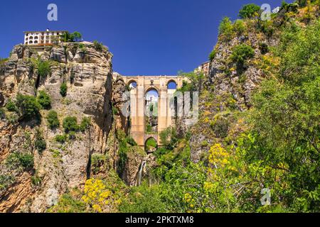 La pittoresca città di Ronda con il Puente Nuevo che spettacolare ponti la gola nella città, Andalusia, Spagna Foto Stock