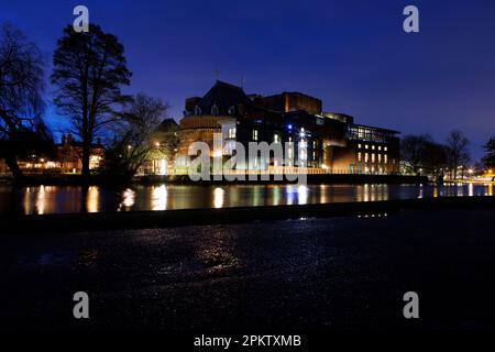 Il Royal Shakespeare Theatre, sede della Royal Shakespeare Company, visto di notte a Stratford-upon-Avon Foto Stock