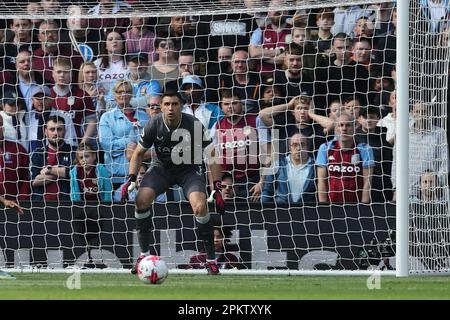 Birmingham, Regno Unito. 08th Apr, 2023. Emiliano Martinez, portiere di Aston Villa in azione. Partita della Premier League, Aston Villa contro Nottingham Forest al Villa Park di Birmingham sabato 8th aprile 2023. Questa immagine può essere utilizzata solo per scopi editoriali. Solo per uso editoriale, foto di Andrew Orchard/Andrew Orchard sports photography/Alamy Live news Credit: Andrew Orchard sports photography/Alamy Live News Foto Stock