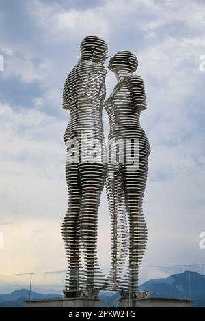 BATUMI, GEORGIA - 31 MAGGIO 2022: Composizione scultorea mobile Ali e Nino Foto Stock