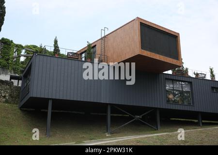 Georgia, Tsikhisdziri - 07 luglio 2022: Edificio moderno del centro turistico vicino alla fortezza di Petra Foto Stock