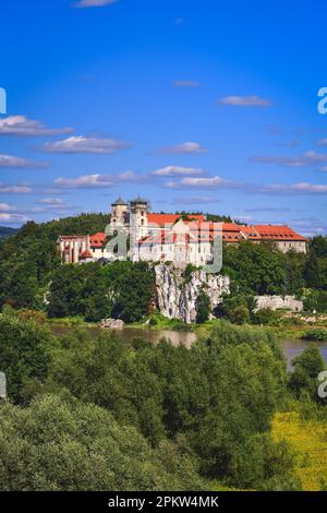 Bellissimo monastero storico sul fiume Vistola in Polonia. Abbazia Benedettina a Tyniec vicino Cracovia, Polonia. Foto Stock