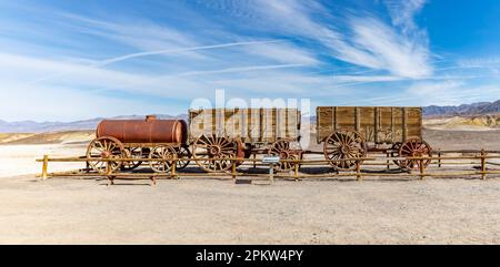 Death Valley CA USA - Feb 17 2023: Twenty Mule Team Wagon in mostra presso l'Harmony borax Works Foto Stock