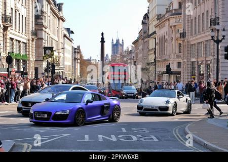 Londra, Regno Unito. 9th aprile 2023. I visitatori del West End hanno goduto delle temperature più calde prima che la pioggia sia impostata per tornare il lunedì, mentre una supercar si incontra e un evento di pattinaggio a tema pasquale passato attraverso Piccadilly Circus attirando folle di persone. Credit: Undicesima ora di Fotografia/Alamy Live News Foto Stock