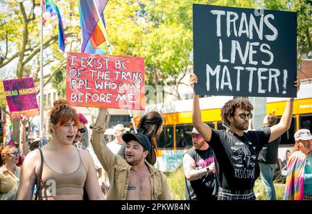 West Hollywood, California, Stati Uniti, 09th aprile 2023. Il Los Angeles LGBT Center ospita tutte le età Drag March LA in uno spettacolo di sfida contro l'onda di marea di più di 400 pezzi di anti-LGBTQ legislazione proposta o già emanata da Repubblicano-controllato legislature statali.(Credit Image: © Brian Cahn/ZUMA Press Wire) SOLO USO EDITORIALE! Non per USO commerciale! Credit: ZUMA Press, Inc./Alamy Live News Foto Stock