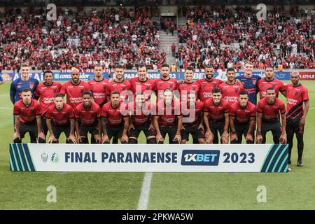 Curitiba, Brasile. 09th Apr, 2023. PR - CURITIBA - 09/04/2023 - PARANAENSE 2023, ATHLETICO-PR X FC CASCAVEL - Athletico-PR i giocatori posano per una foto prima della partita contro FC Cascavel allo stadio Arena da Baixada per il campionato Paranaense 2023. Foto: Robson Mafra/AGIF/Sipa USA Credit: Sipa USA/Alamy Live News Foto Stock