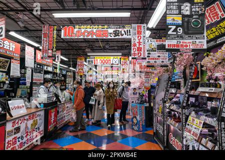 Tokyo, Giappone - 20 marzo 2023: Ampia selezione di attrezzature fotografiche e accessori professionali nel negozio di Tokyo, Giappone Foto Stock