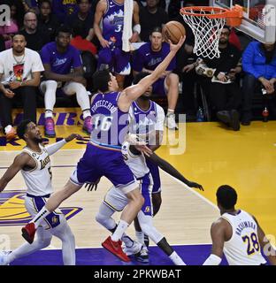 Los Angeles, Stati Uniti. 09th Apr, 2023. Utah Jazz Forward Simone Fontecchio (16) segna contro i Los Angeles Lakers durante il secondo tempo alla Crypto.com Arena di Los Angeles domenica 9 aprile 2023. Foto di Jim Ruymen/UPI Credit: UPI/Alamy Live News Foto Stock