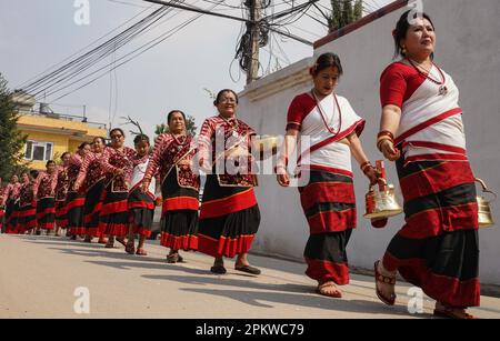 Kathmandu, Nepal. 9th Apr, 2023. Newar donne in abbigliamento tradizionale partecipare a un festival culturale a Kathmandu, Nepal, 9 aprile 2023. Credit: Notizie dal vivo su Hari Maharjan/Xinhua/Alamy Foto Stock