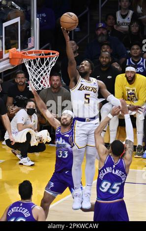 Los Angeles, Stati Uniti. 09th Apr, 2023. Los Angeles Lakers guard Malik Beasley (5) Score contro i difensori dello Utah Jazz durante il secondo tempo alla Crypto.com Arena di Los Angeles domenica 9 aprile 2023. Foto di Jim Ruymen/UPI Credit: UPI/Alamy Live News Foto Stock