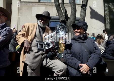 NEW YORK, NY - Aprile 9: Immagini come New York City celebra la parata di Pasqua e il Bonnet Festival, dove famiglie e amici hanno goduto l'arte di questo incontro annuale con la prima grande festa di persona il 9 aprile 2023 a New York City. Chris Moore/MediaPunch Credit: MediaPunch Inc/Alamy Live News Foto Stock