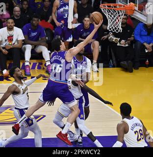 Los Angeles, Stati Uniti. 09th Apr, 2023. Utah Jazz Forward Simone Fontecchio (16) segna contro i Los Angeles Lakers durante il secondo tempo alla Crypto.com Arena di Los Angeles domenica 9 aprile 2023. Foto di Jim Ruymen/UPI Credit: UPI/Alamy Live News Foto Stock