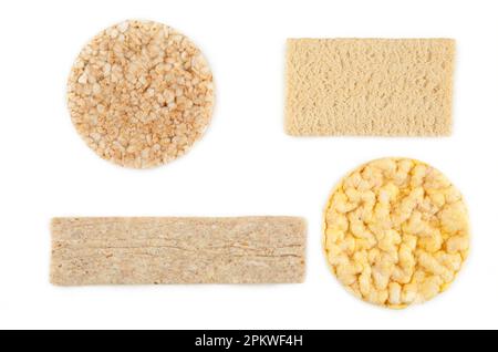 Set di pani croccanti isolati su sfondo bianco. Vista superiore Foto Stock