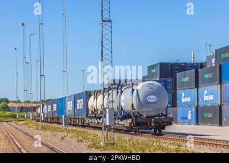 Cantiere ferroviario con carri cisterna e contenitori Foto Stock