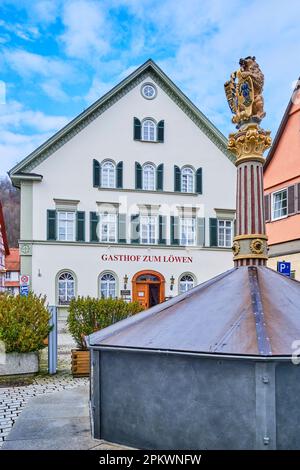 Blaubeuren vicino a Ulm, Baden-Württemberg, Germania, Europa, edificio storico del Gasthof zum Löwen e fontana del mercato. Foto Stock