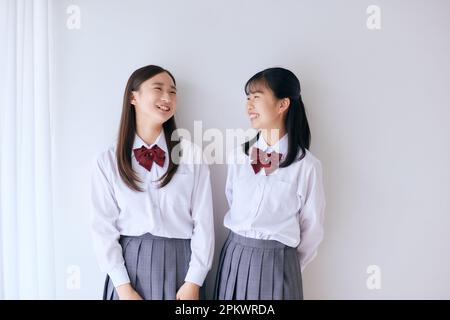 Gli studenti delle scuole superiori giapponesi indossano un'uniforme Foto Stock